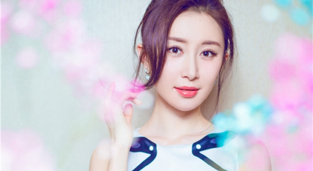 舒畅治愈系写真曝光 丸子头唯美清新魅力灵动