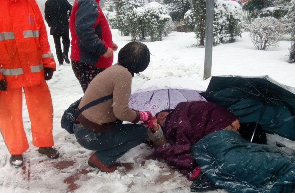 天寒心不寒：七旬老太雪中滑倒 路人脱衣助她取暖