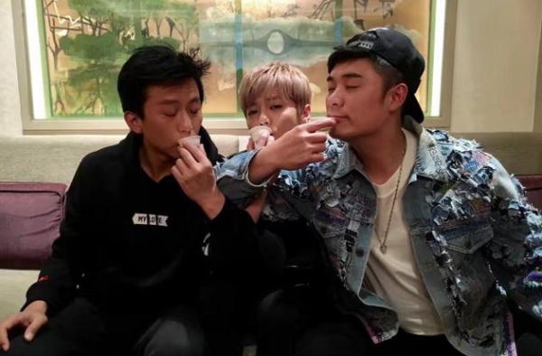 邓超陈赫携鹿晗饮交杯茶 网友:中间的鹿最好看