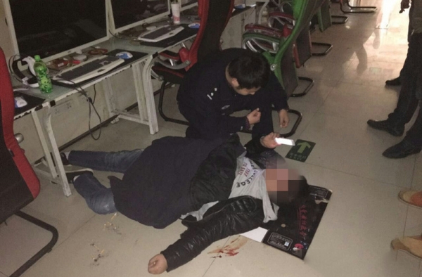 小伙网吧倒地吐血还要玩 一定是和游戏合体后被敌人大伤