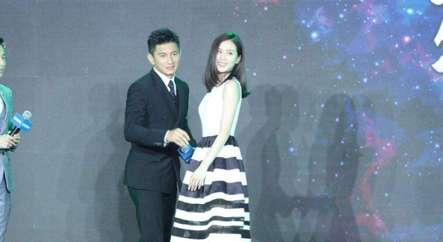 被问在家中是否会给刘诗诗讲笑话 吴奇隆甜蜜放闪