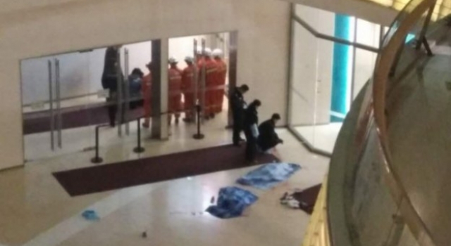 悲剧！天津两儿童商场坠亡 只因家长没抱住？