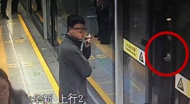 地铁惊魂！深圳男子"抢秒"上了地铁 1岁男童手指却被...