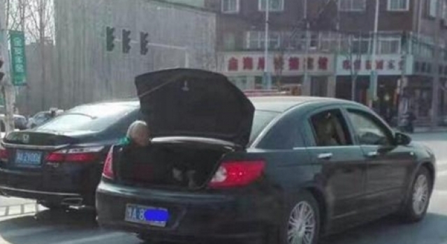 七旬老母坐后备箱 母亲称儿子是孝子就是怕麻烦他
