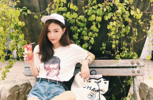 王思聪前女友雪梨百变春装 性感大长腿吸睛