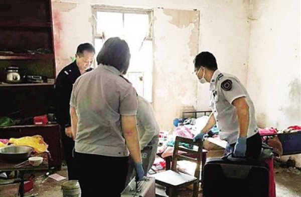 智障女荒屋产子 不知孩子他爹是谁