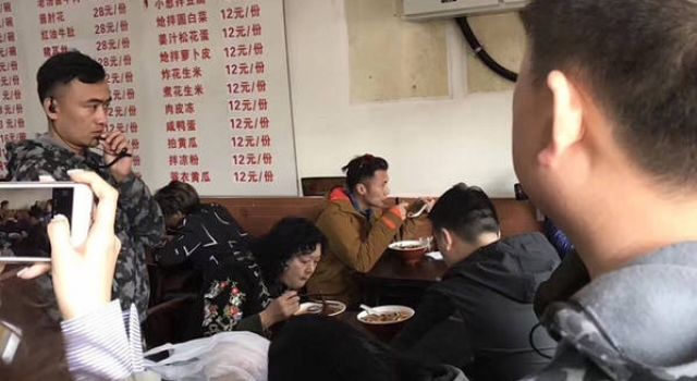 谢霆锋现身小店吃卤煮 和旁桌大妈聊起劲