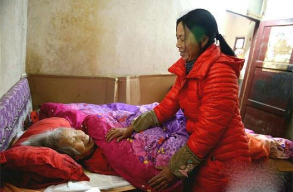 女子替前夫尽孝 前夫意外身亡女子带上婆婆改嫁