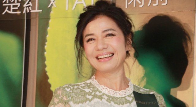 钟楚红皮肤松弛显老态 身材却婀娜多姿显自信
