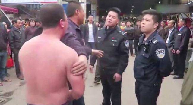 猖狂夫妻！女子为帮丈夫出头打警察现已被刑拘