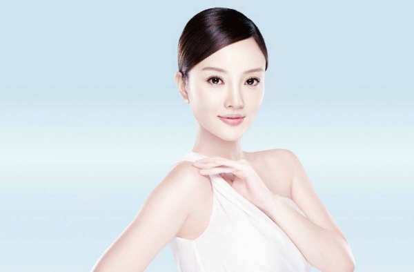 好尴尬！李小璐走平路竟然摔跤