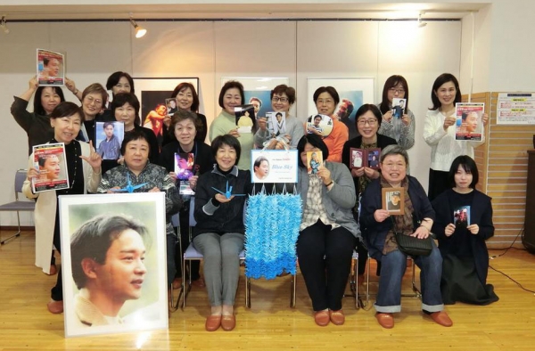 日本粉丝折912只“蓝天”千羽鹤纪念哥哥张国荣