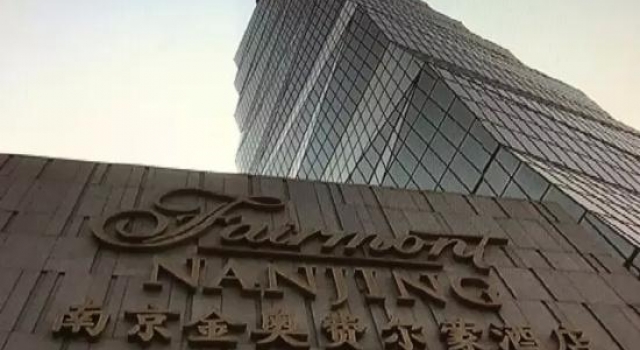 酒店玻璃外墙反光 新娘沐浴被现场直播