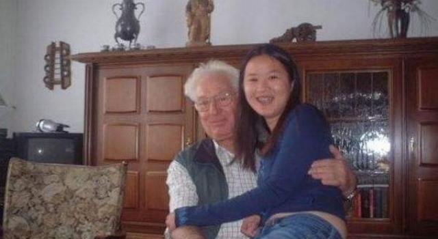 好一场忘年恋 50岁老板与美女"闪婚闪离"最终人财两空
