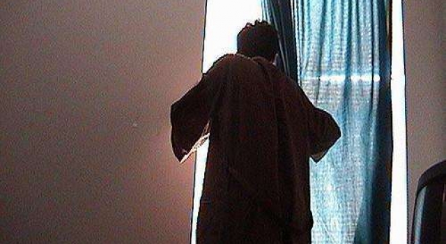 猥琐男偷看女孩洗澡被当众戳穿 眼红暴怒捅死老乡
