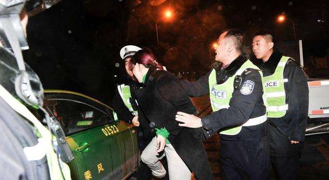 女子涉嫌酒驾被查猛踢警察 扬言"去大使馆找你们"