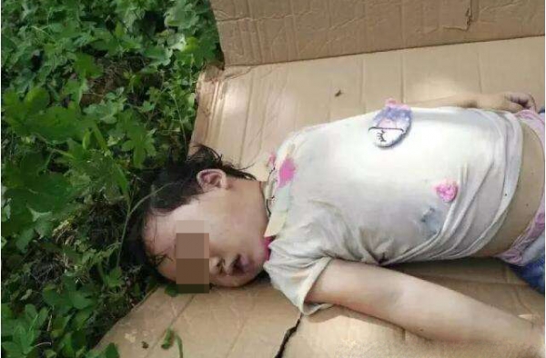 心太大！2岁女儿坠入露天厕所溺亡 母亲浑然不知
