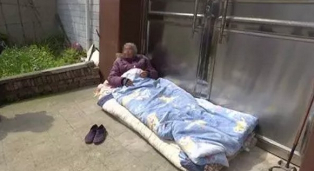 82岁老母亲被小儿子关在门外不让进门 在门口地上睡3天