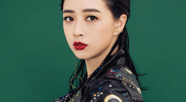 蒋欣晒黑白照露微笑 网友赞娘娘最美