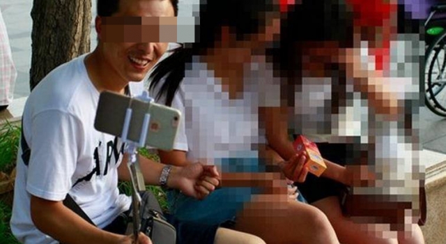 坑爹了！儿子调戏女学生 老爸升级“背锅侠”被打