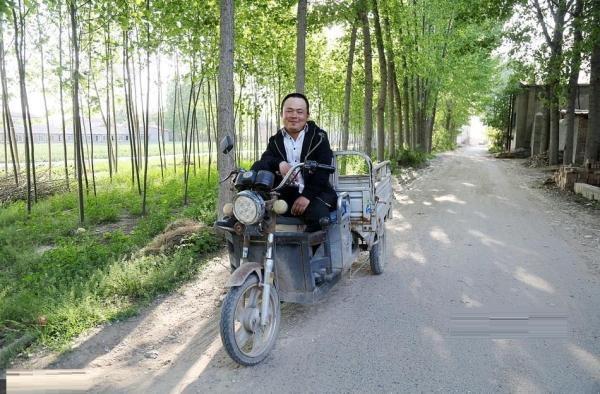 小伙家有四套房 失恋为疗伤工地开挖掘机