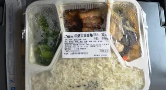 揭秘高铁盒饭制作过程 每一道程序都走心