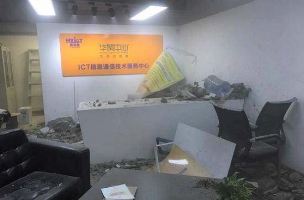 又是高跟鞋惹得祸？华贸女司机撞墙致1死2伤