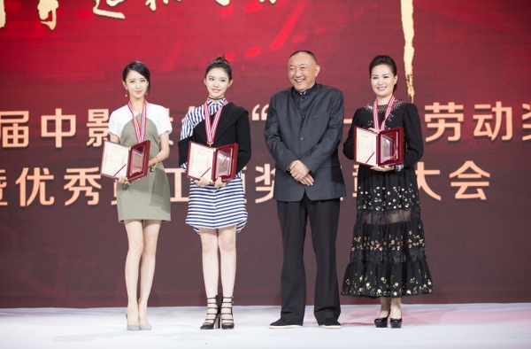 佟丽娅表彰会获奖 可网友的关注点却在
