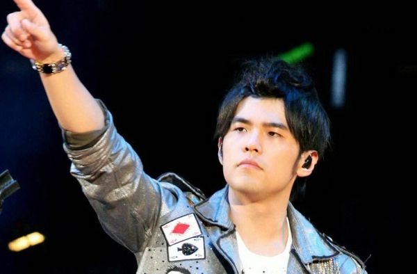 周杰伦演唱会怒斥保安:滚出去！
