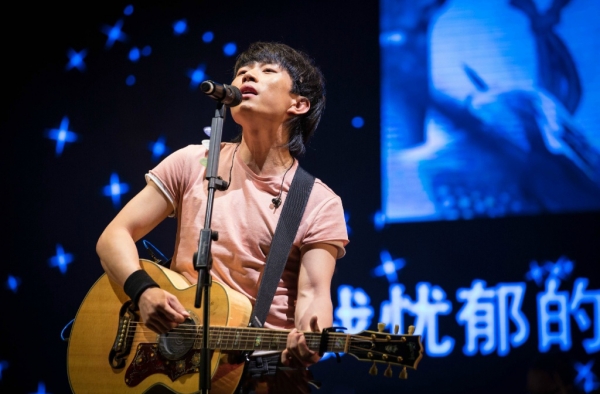 赵雷首次在演出现场崩溃 赵雷为什么要道歉