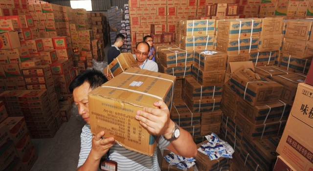 广西南宁15吨脚臭盐被查 食品安全再被网友热议