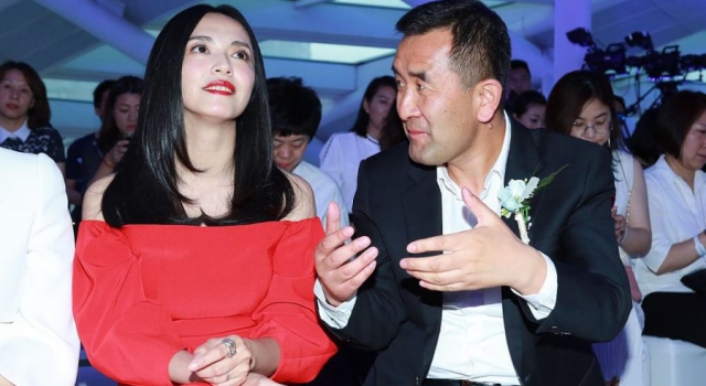 辣妈姚晨出席时装发布会 身着红裙香肩外露明艳动人