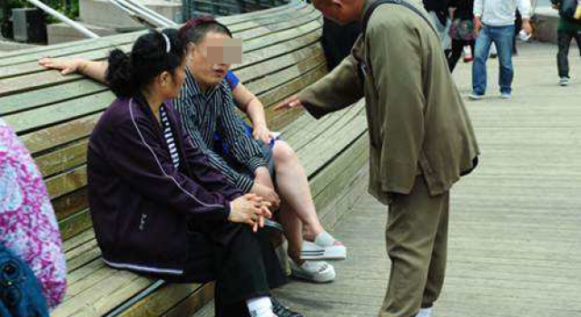 假冒高僧强行化缘 僧人行头全部都能花钱买？