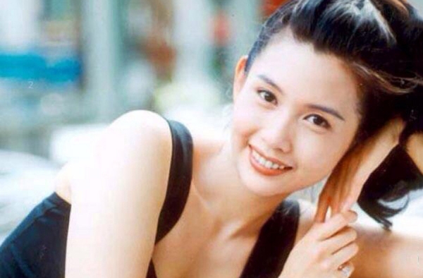 邱淑贞高颜值三女儿罕见同框 小女儿牙齿抢镜