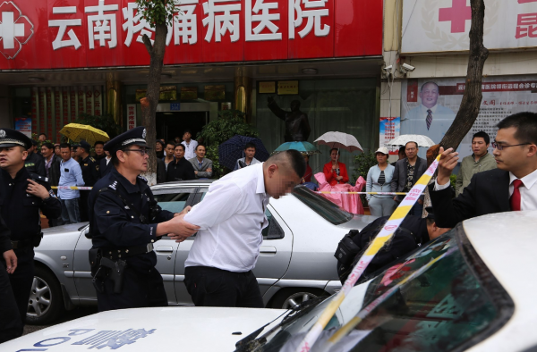 猖狂至极！ 昆明“老赖”宝马车被查雇人法院门口抢车