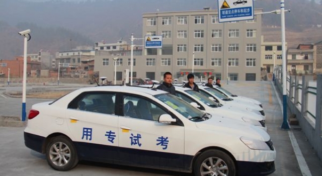 驾校里的奇葩事 大叔路考5次挂科躺地不起求考官改判