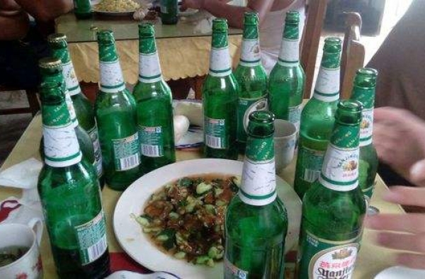 两男子为红颜拼酒 谁赢谁把女子领回家
