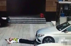 保安阻止奔驰车进停车场躺地不起 司机直接碾压而过