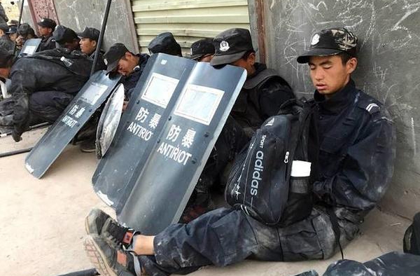 新疆警察感动网友 有一种警察叫做新疆警察！