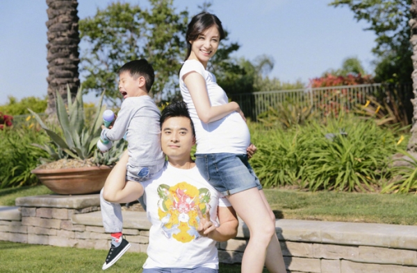 陈龙章龄之二胎曝光 一家四口同框搞怪过六一