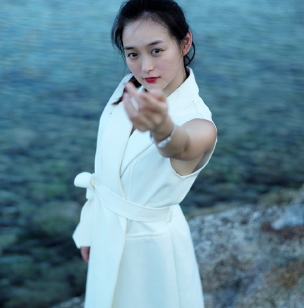 小周迅何泓姗写真曝光 一身白裙清新文艺