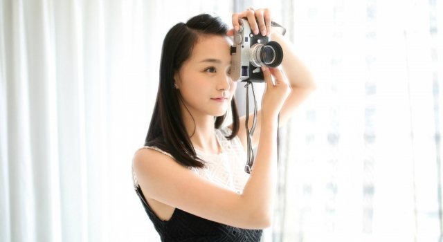 何泓姗写真少女感十足 精致小脸酷似赵丽颖