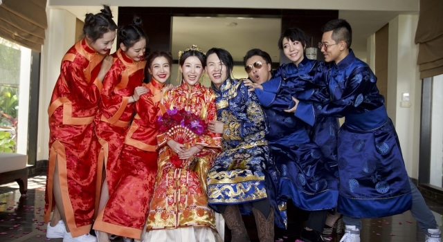 张玮婚礼吴莫愁反串助阵 伴郎团抢亲大跳小苹果