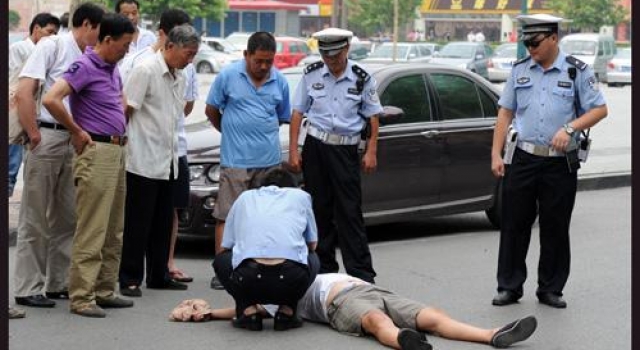 见义勇为!六旬老外用中国功夫制服持刀醉汉