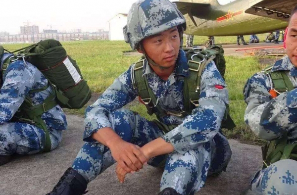 励志！12岁汶川地震男孩长大后实现愿望成空降兵