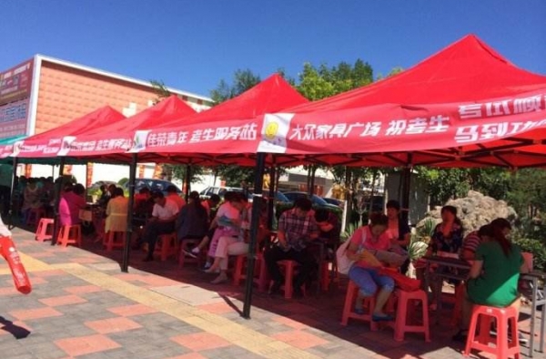 交警设立高考便民帐篷与城管发生冲突 双方大打出手