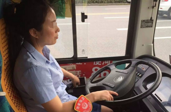 老头公交强吻女孩 女司机：老头子亲什么，吃了屎了！