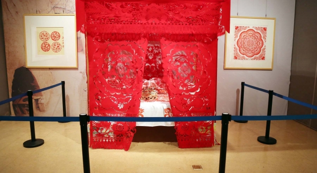剪纸世家小伙做剪纸婚床 寓意“鸳鸯戏荷”