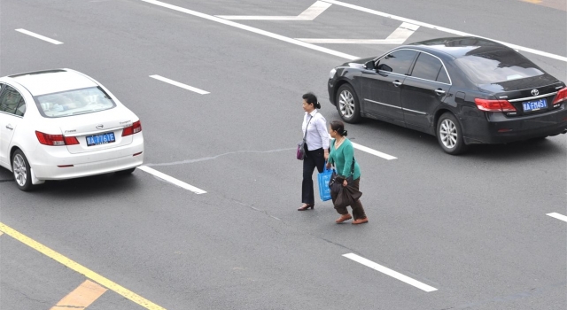 女子横穿马路被殴打 围观路人都怒了！