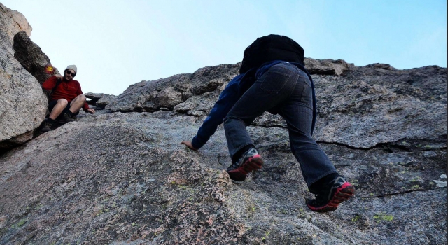 少女山顶摆姿势照相滚下山崖 有一种死亡方式叫自拍死!